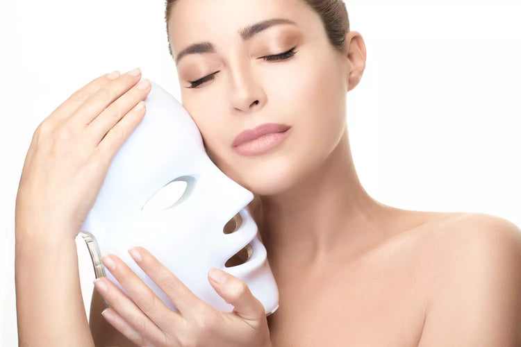 Femme utilisant un masque LED de luminothérapie pour des soins du visage, améliorant l'éclat de la peau et offrant un traitement anti-âge innovant.